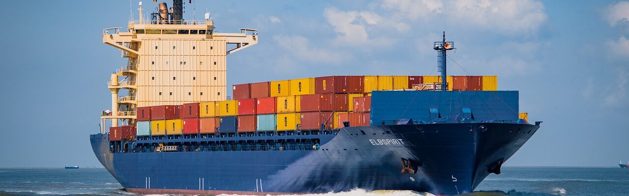 Bateau porte container