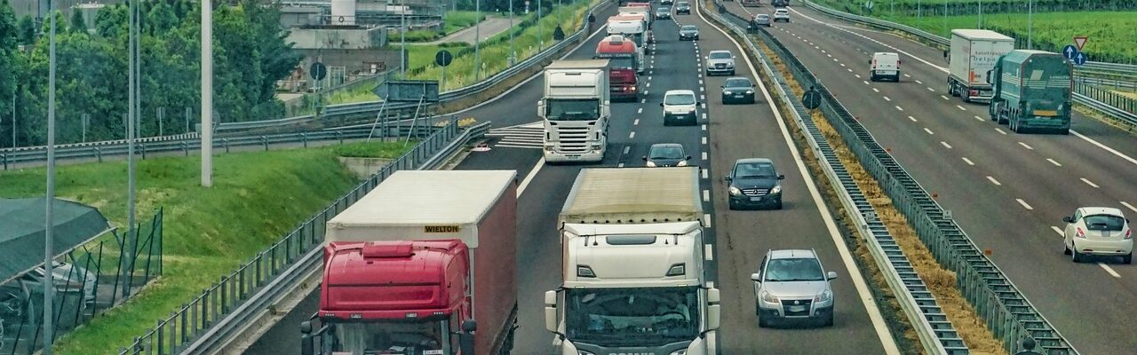 Autoroute avec camions et voitures