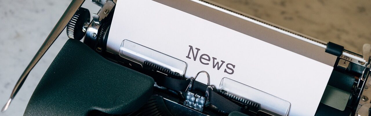 Machine à écrire avec feuille et texte NEWS